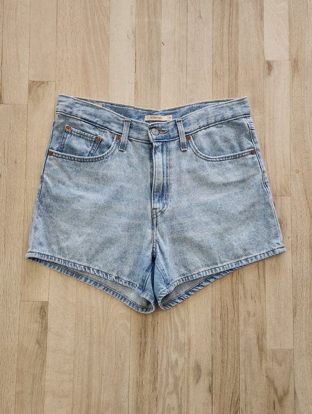 EUC Levi's Premium 80s Mom Womens Jean Shorts Light Blue Wash Denim Size 30